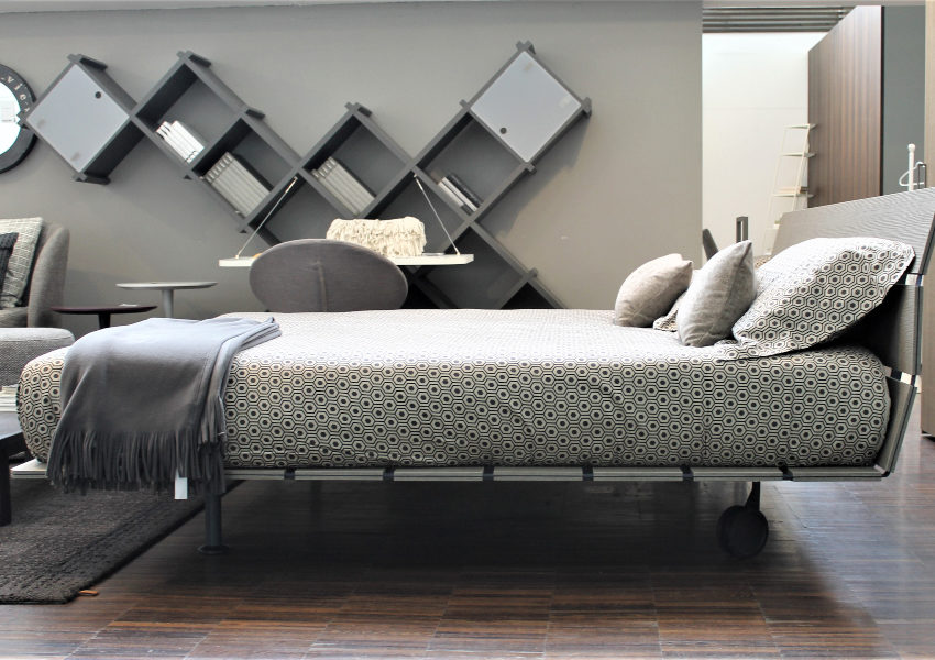 letto flou in offerta con piedini alti e ruote