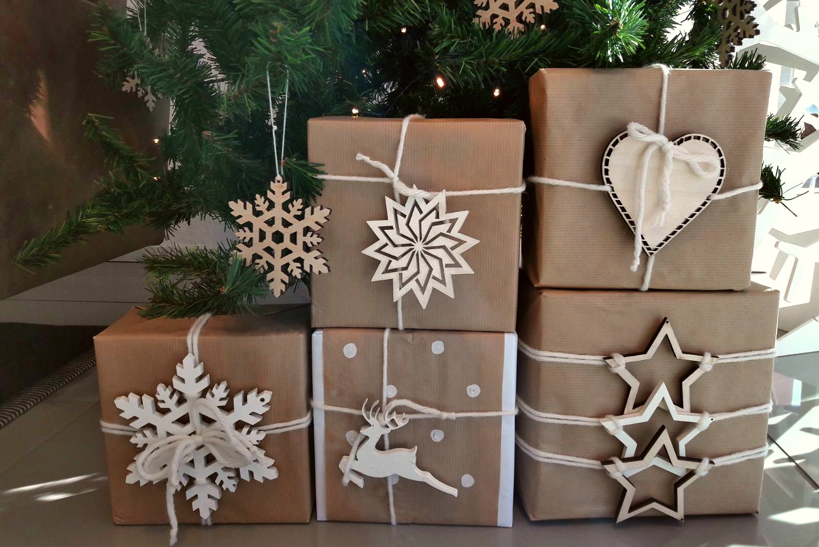 decorazioni di natale in legno regali pacchetti