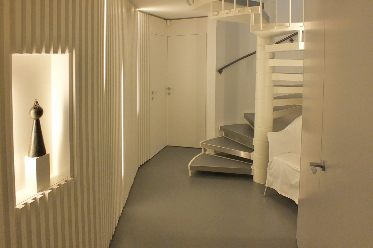 come arredare l'ingresso boiserie su misura