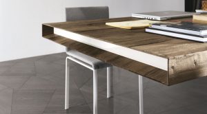 Tavolo-di-design-in-legno-massello-con-testate-in-vetro-1024x568