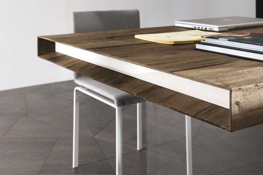 Tavolo-di-design-in-legno-massello-con-testate-in-vetro-1024x568